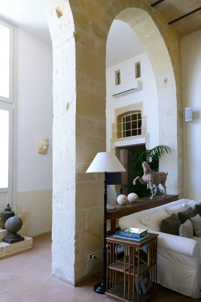 don totu palazzo segreto puglia salotto 683x1024 1