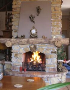 semineu pe lemne piatra