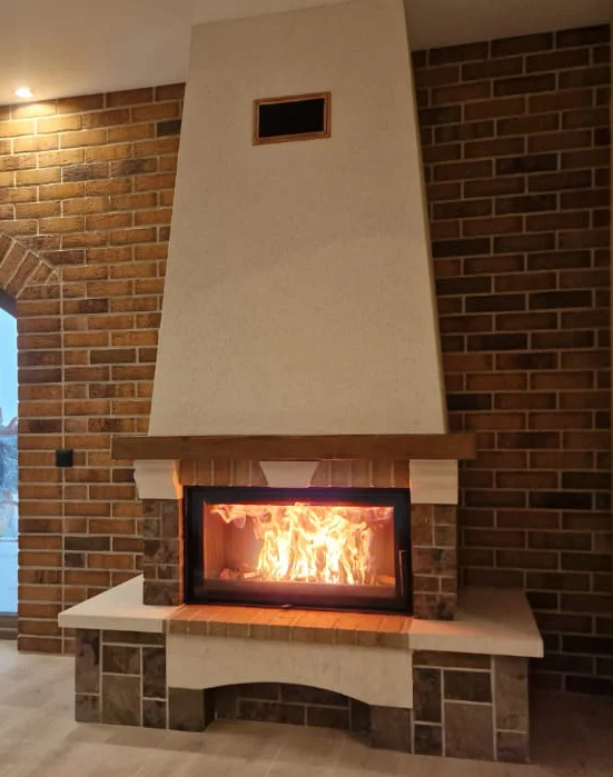 semineu pe lemne rustic central
