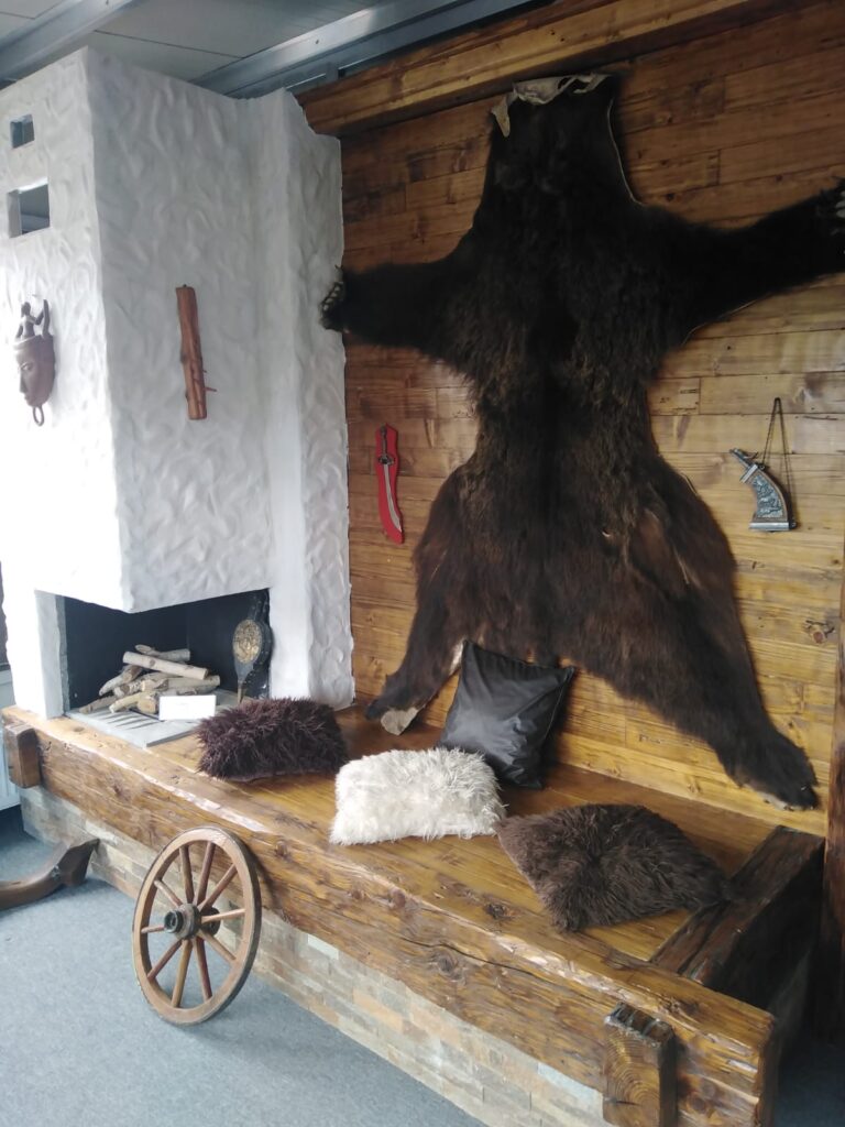 semineu pe lemne rustic cu urs